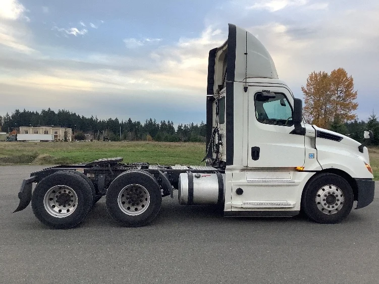 2019 Freightliner Cascadia - image 8