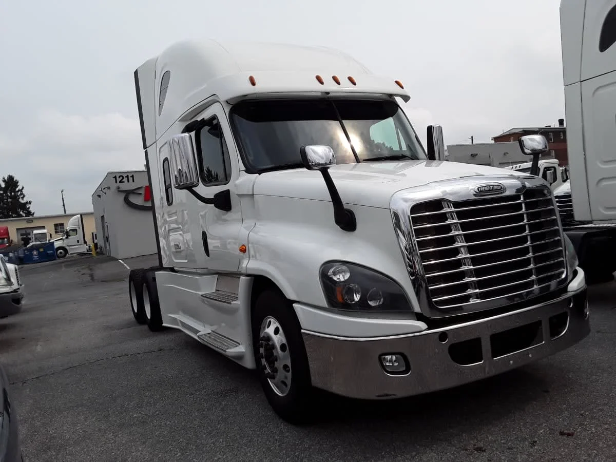 2018 Freightliner Cascadia - image 3
