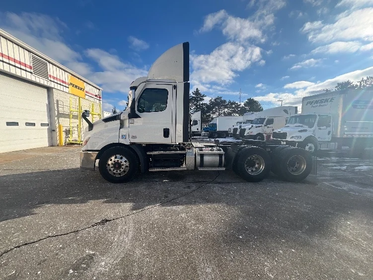 2021 Freightliner Cascadia - image 4