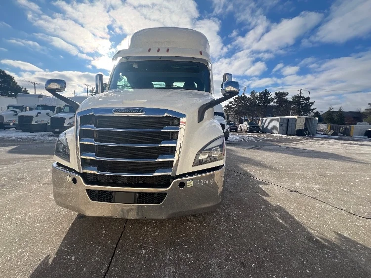 2021 Freightliner Cascadia - image 2
