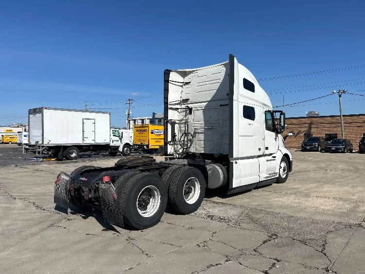 2023 Volvo VNL 760 - image 7