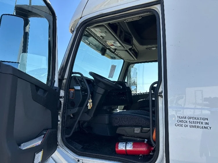 2023 Volvo VNL 760 - image 9