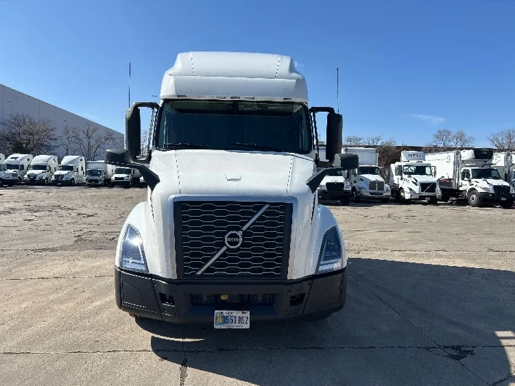 2023 Volvo VNL 760 - image 2