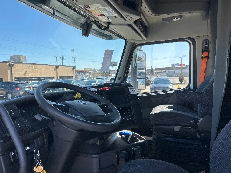 2023 Volvo VNL 760 - image 10