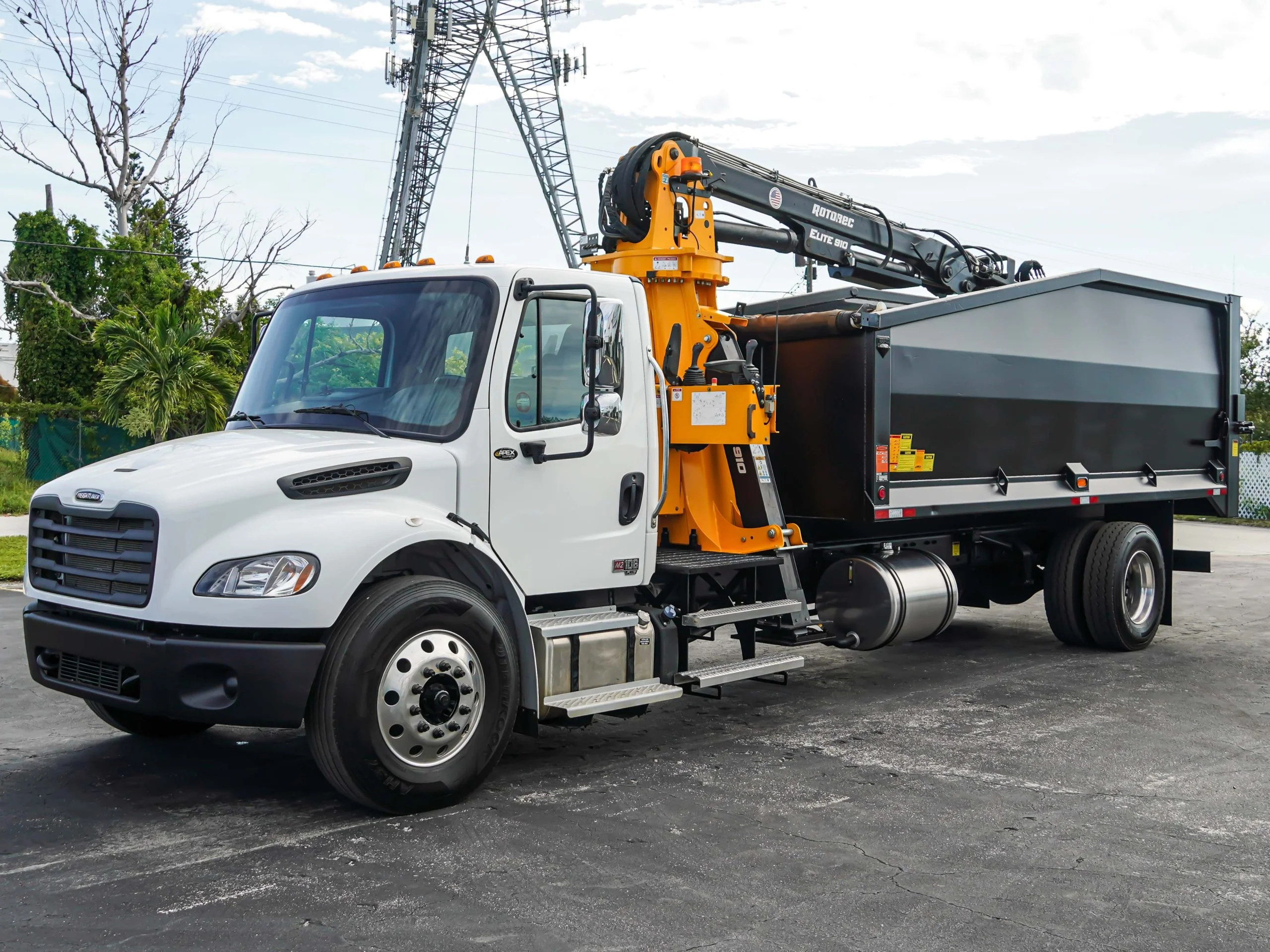 2025 Freightliner M2 106 — photo 3