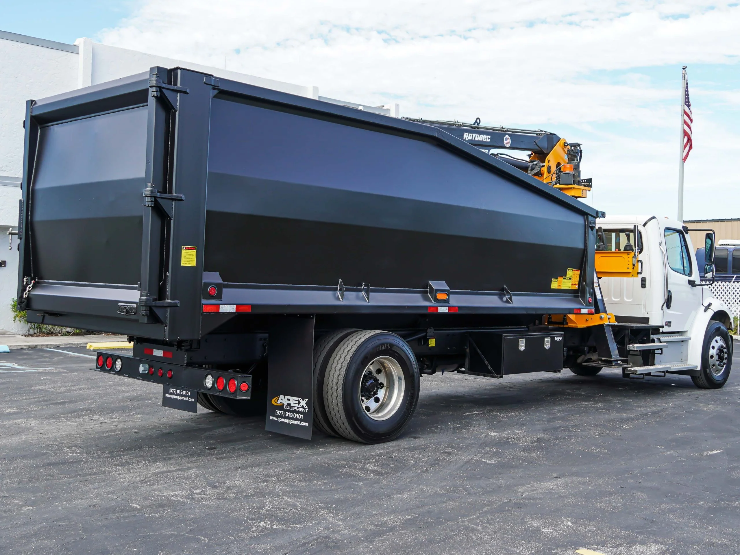 2025 Freightliner M2 106 — photo 4