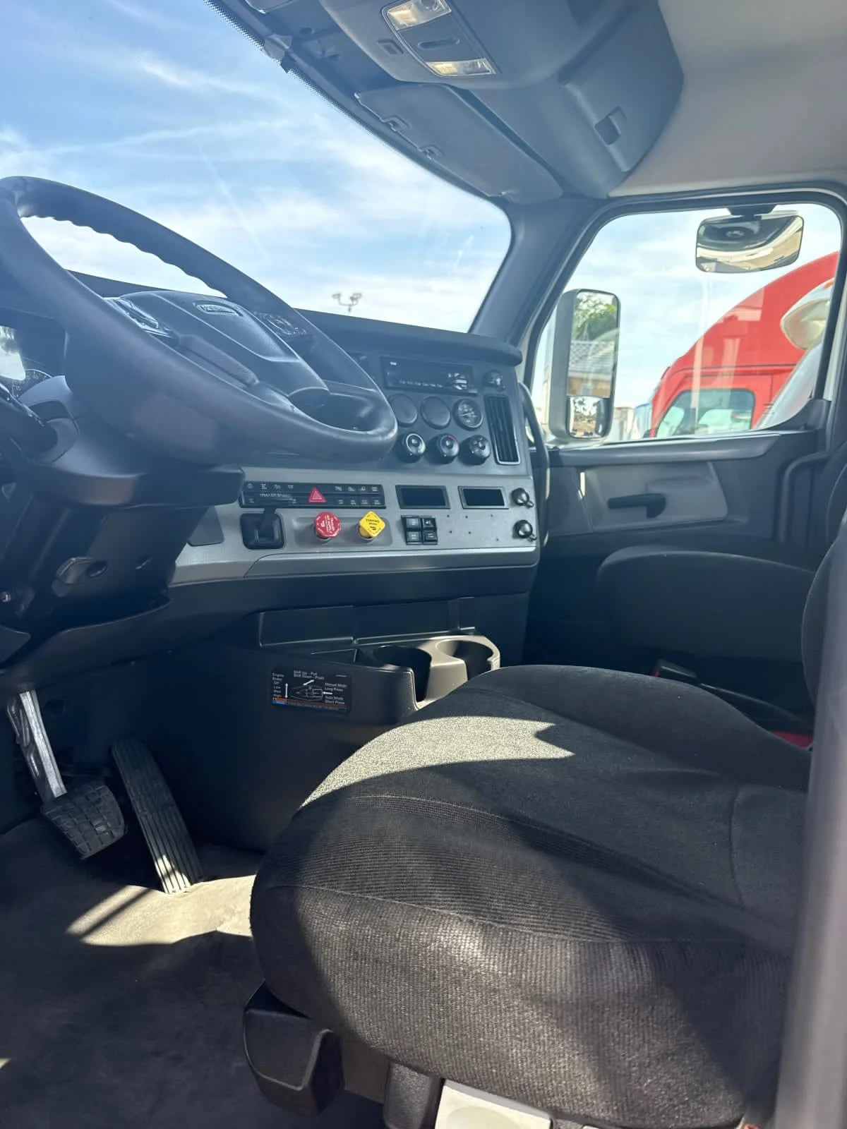 2019 Freightliner Cascadia in Kansas City, MO — photo 7