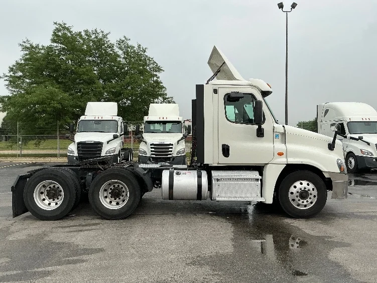2019 Freightliner Cascadia in La Porte, IN — photo 8