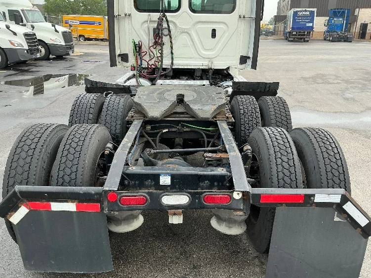 2019 Freightliner Cascadia in La Porte, IN — photo 6