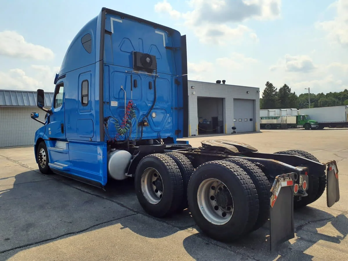 2020 Freightliner Cascadia in Oak Creek, WI — photo 6