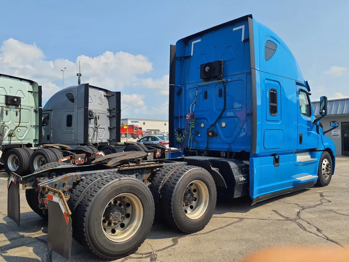 2020 Freightliner Cascadia in Oak Creek, WI — photo 4