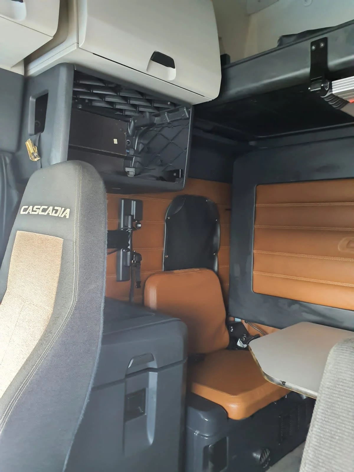 2020 Freightliner Cascadia in Oak Creek, WI — photo 15