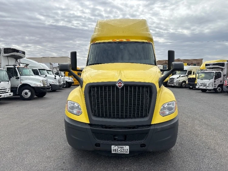 2022 International LT - image 2