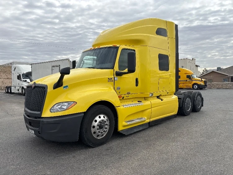 2022 International LT - image 3