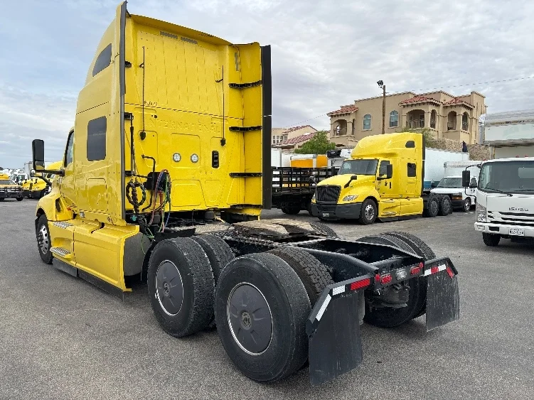 2022 International LT - image 5