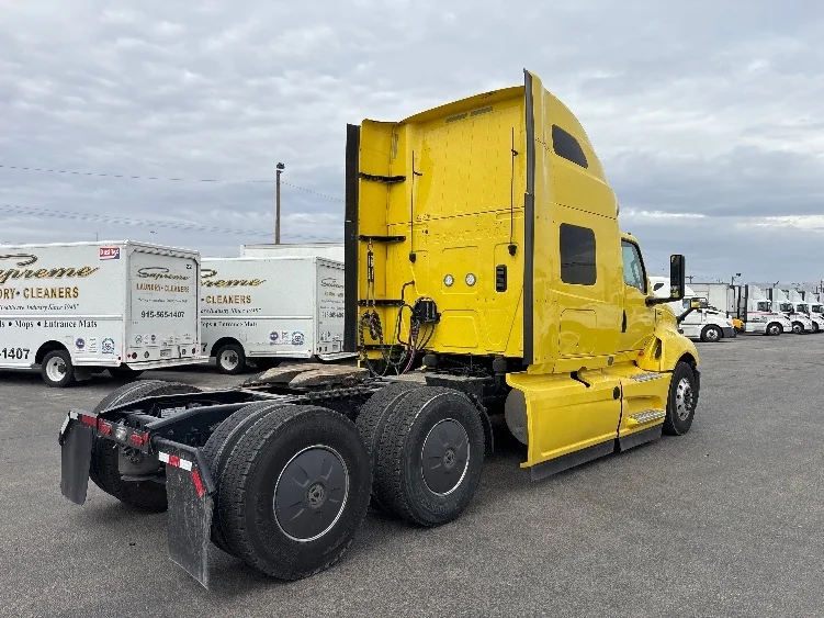 2022 International LT - image 7