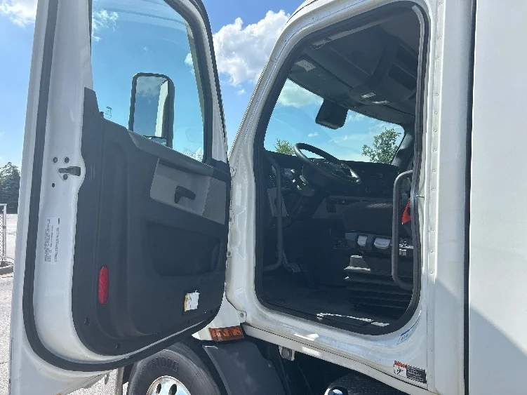 2021 Freightliner Cascadia in Davenport, IA — photo 9