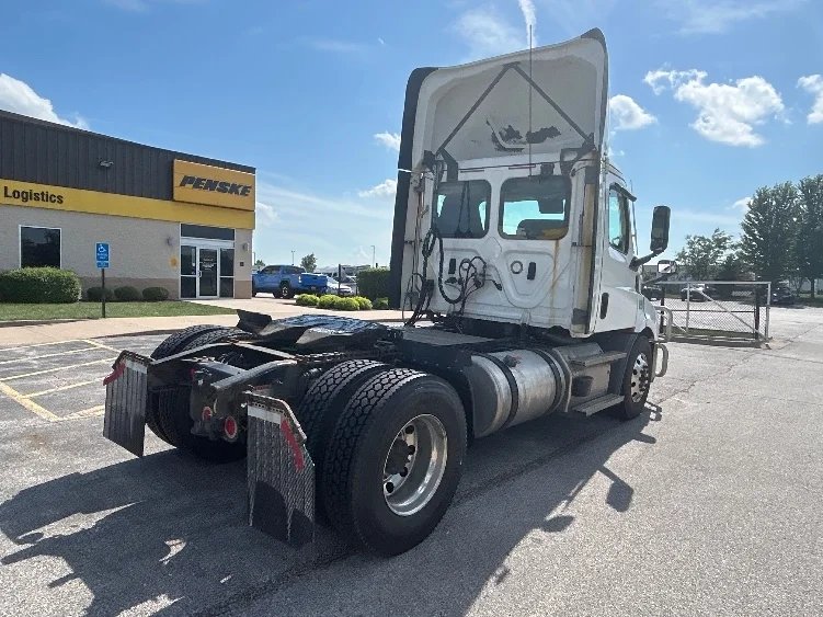 2021 Freightliner Cascadia in Davenport, IA — photo 7