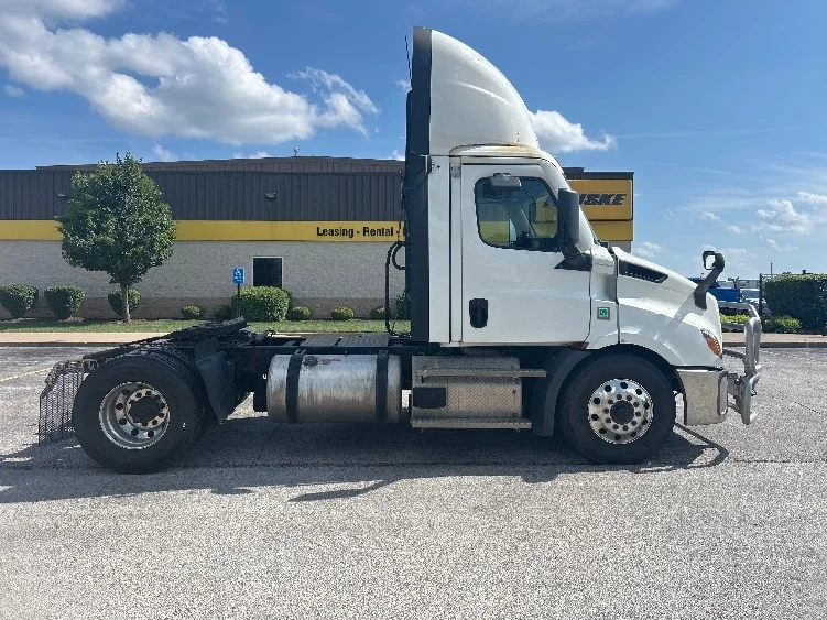 2021 Freightliner Cascadia in Davenport, IA — photo 8