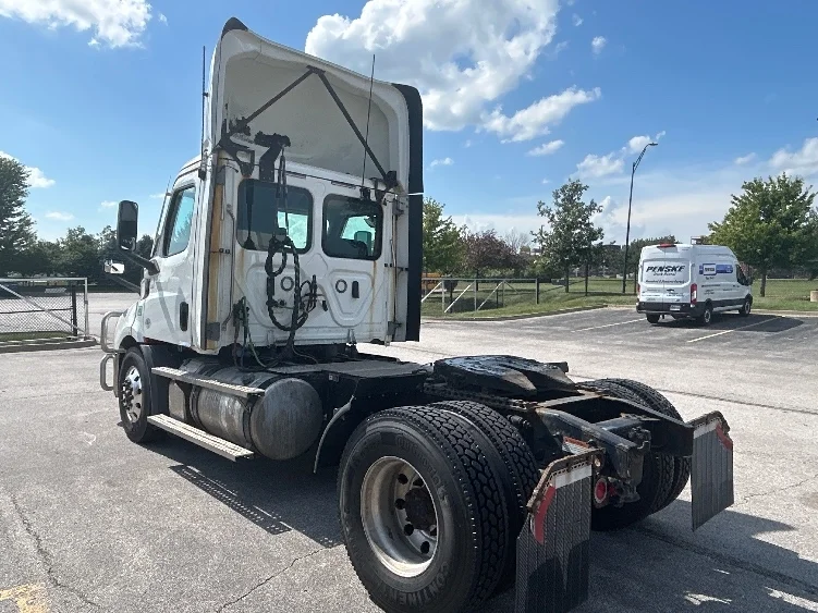 2021 Freightliner Cascadia in Davenport, IA — photo 5