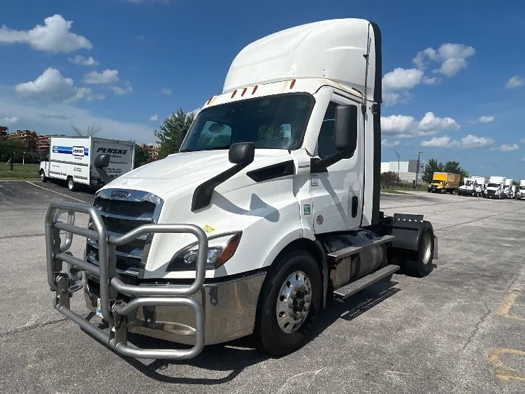 2021 Freightliner Cascadia in Davenport, IA — photo 3