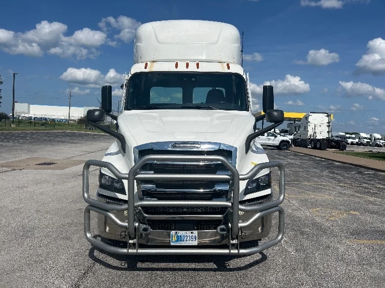 2021 Freightliner Cascadia in Davenport, IA — photo 2
