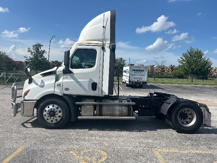 2021 Freightliner Cascadia in Davenport, IA — photo 4
