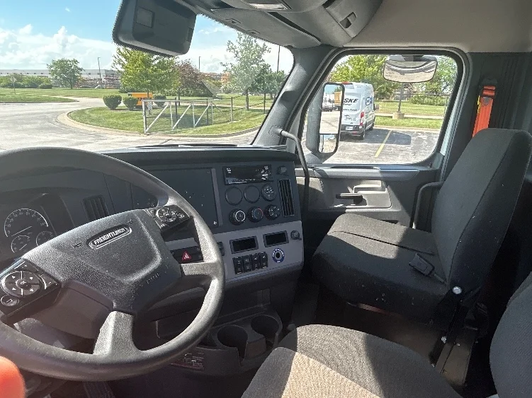 2021 Freightliner Cascadia in Davenport, IA — photo 10