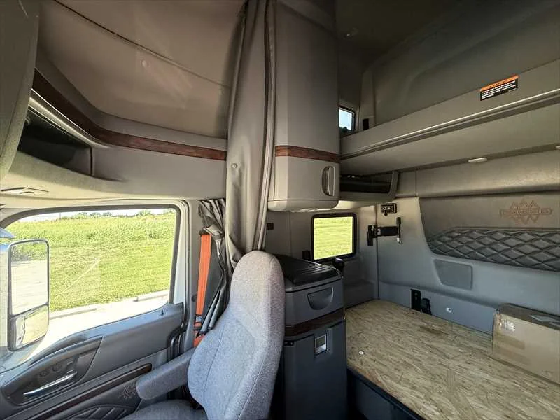 2024 International LT in Springfield, MO — photo 14