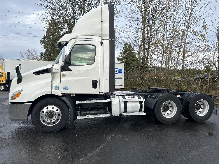 2021 Freightliner Cascadia in Clackamas, OR — photo 4