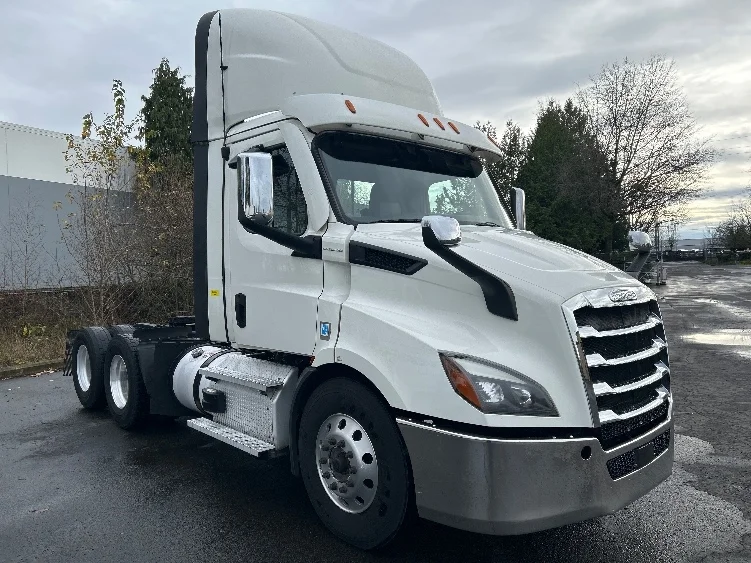 2021 Freightliner Cascadia in Clackamas, OR — photo 3