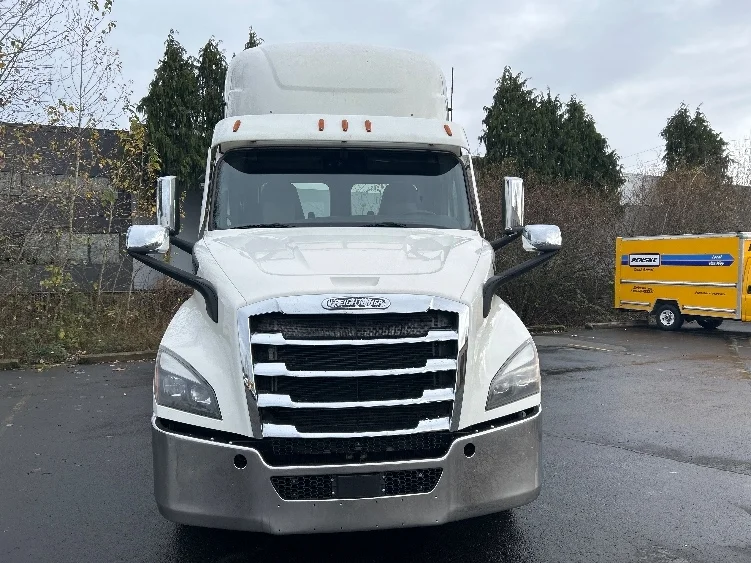 2021 Freightliner Cascadia in Clackamas, OR — photo 2