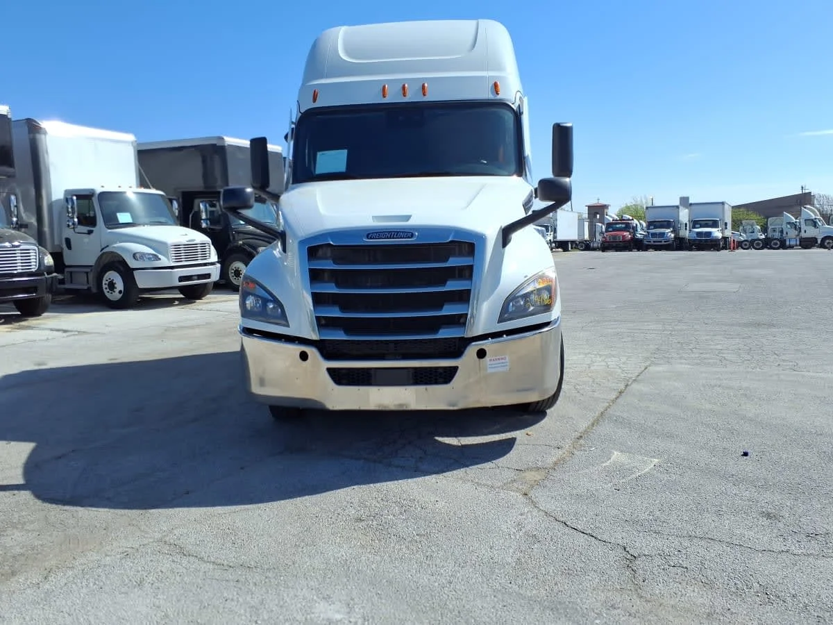 2020 Freightliner Cascadia in Fort Worth, TX — photo 2