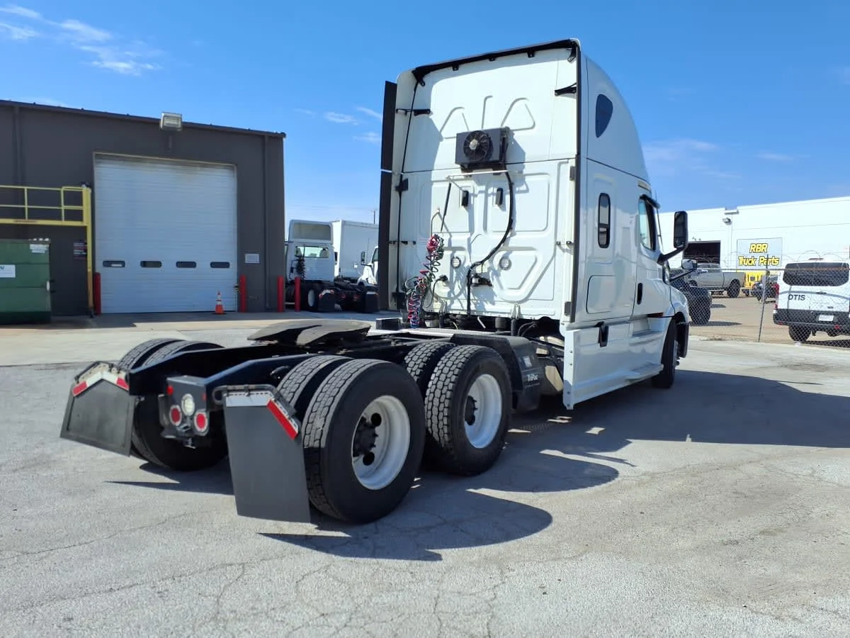 2020 Freightliner Cascadia in Fort Worth, TX — photo 4