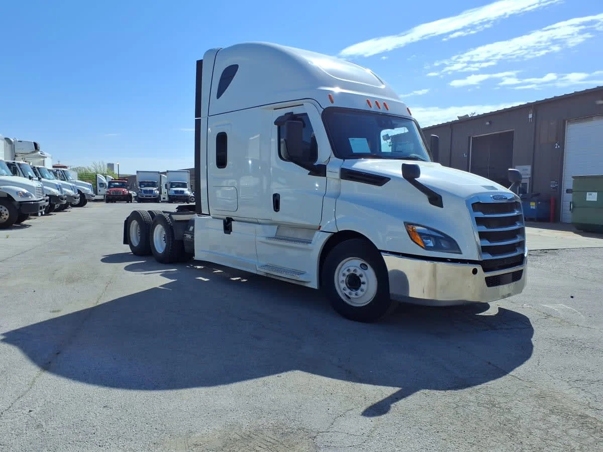 2020 Freightliner Cascadia in Fort Worth, TX — photo 3