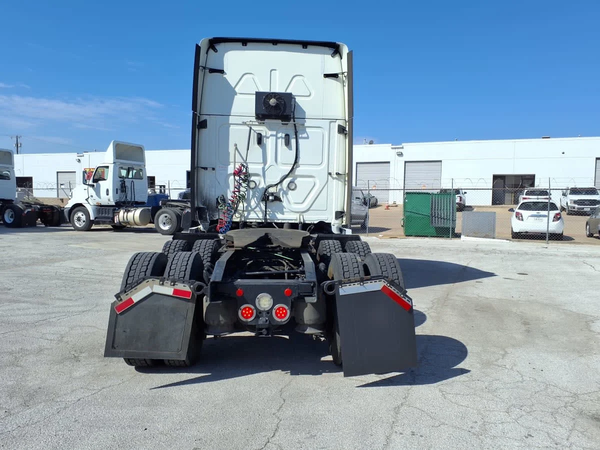 2020 Freightliner Cascadia in Fort Worth, TX — photo 5