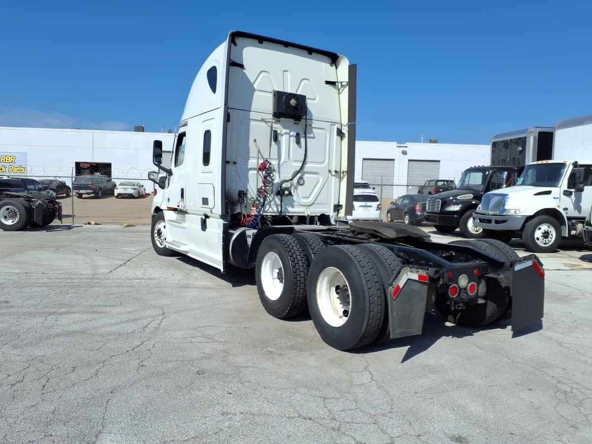 2020 Freightliner Cascadia in Fort Worth, TX — photo 6