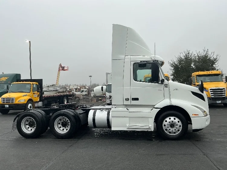 2020 Volvo VNR 640 in Sacramento, CA — photo 4