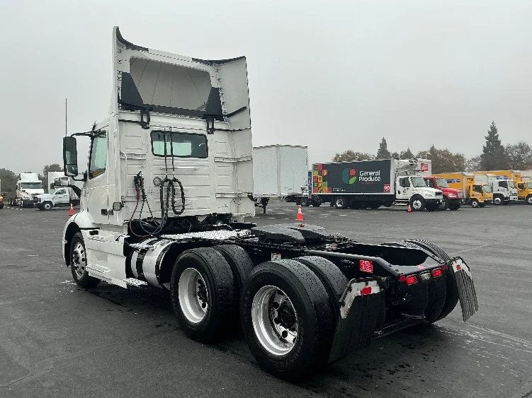2020 Volvo VNR 640 in Sacramento, CA — photo 7