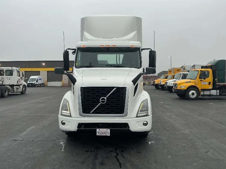 2020 Volvo VNR 640 in Sacramento, CA — photo 2