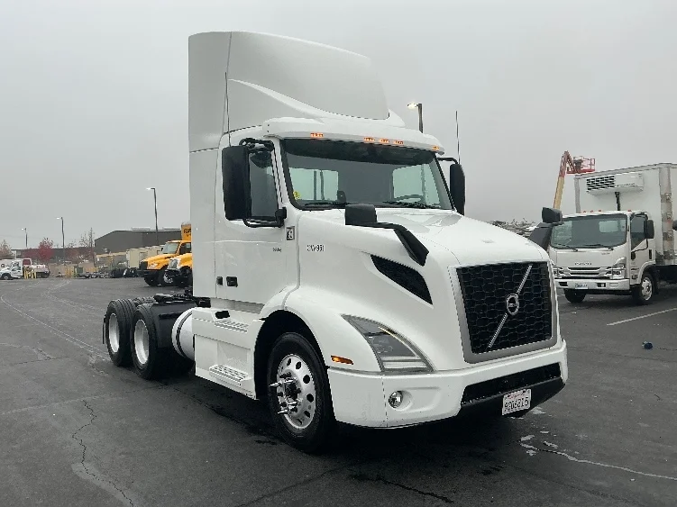 2020 Volvo VNR 640 in Sacramento, CA — photo 3