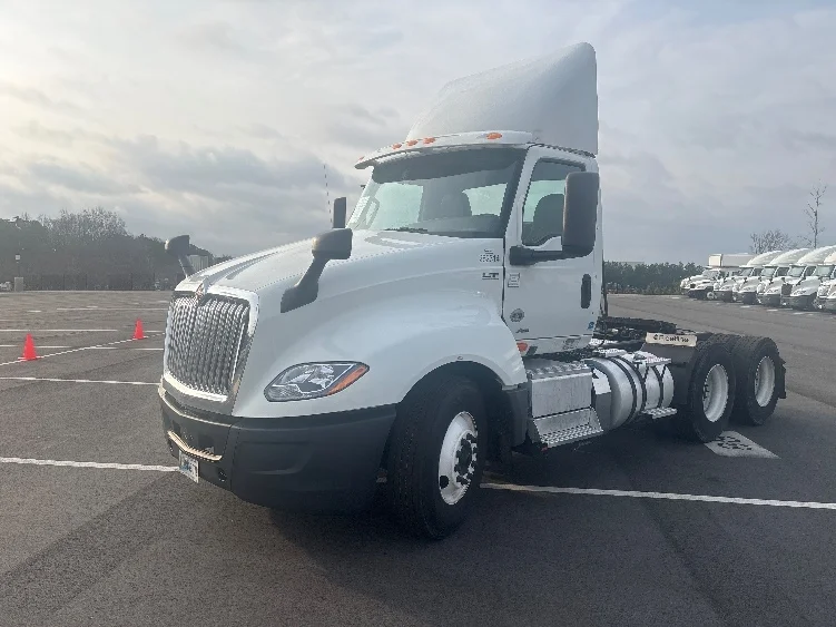 2019 International LT - image 3