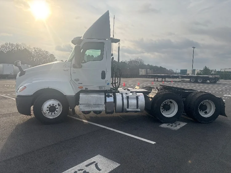 2019 International LT - image 4