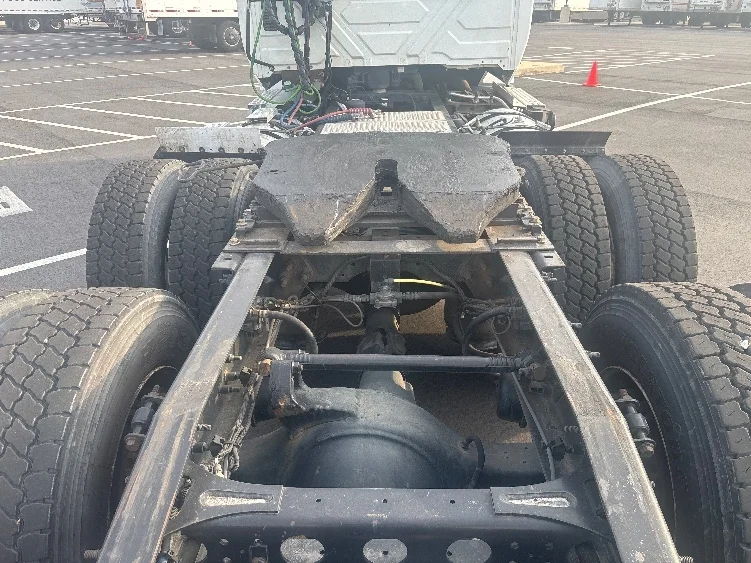 2019 International LT - image 6