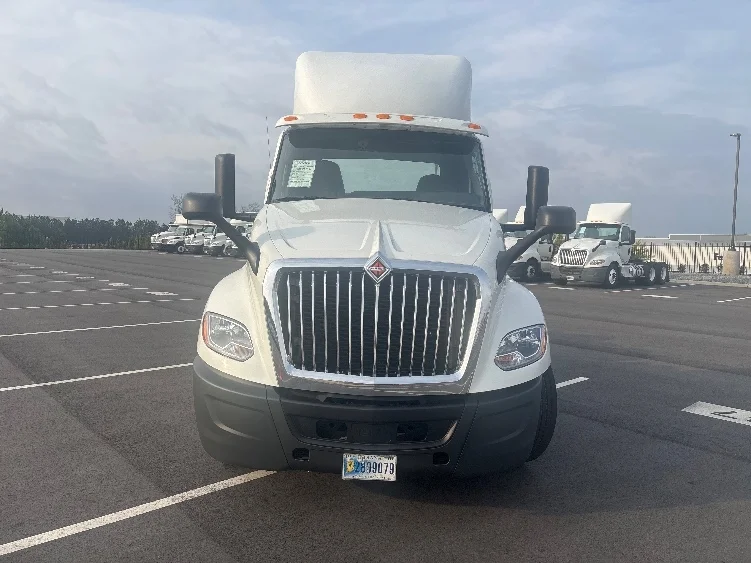 2019 International LT - image 2