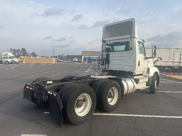 2019 International LT - image 7