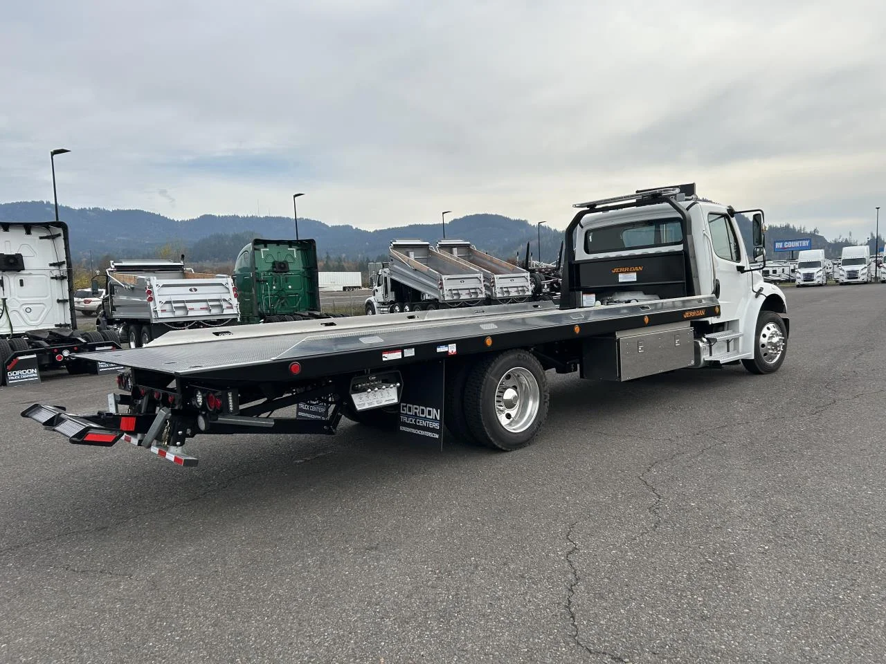2024 Freightliner M2 106 in Coburg, OR — photo 4