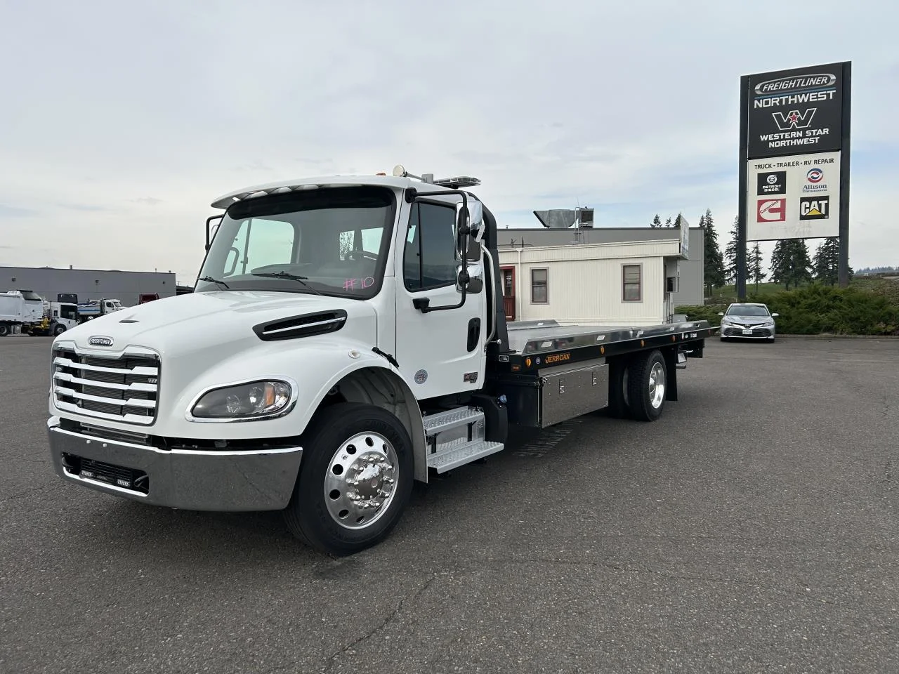 2024 Freightliner M2 106 - image 2