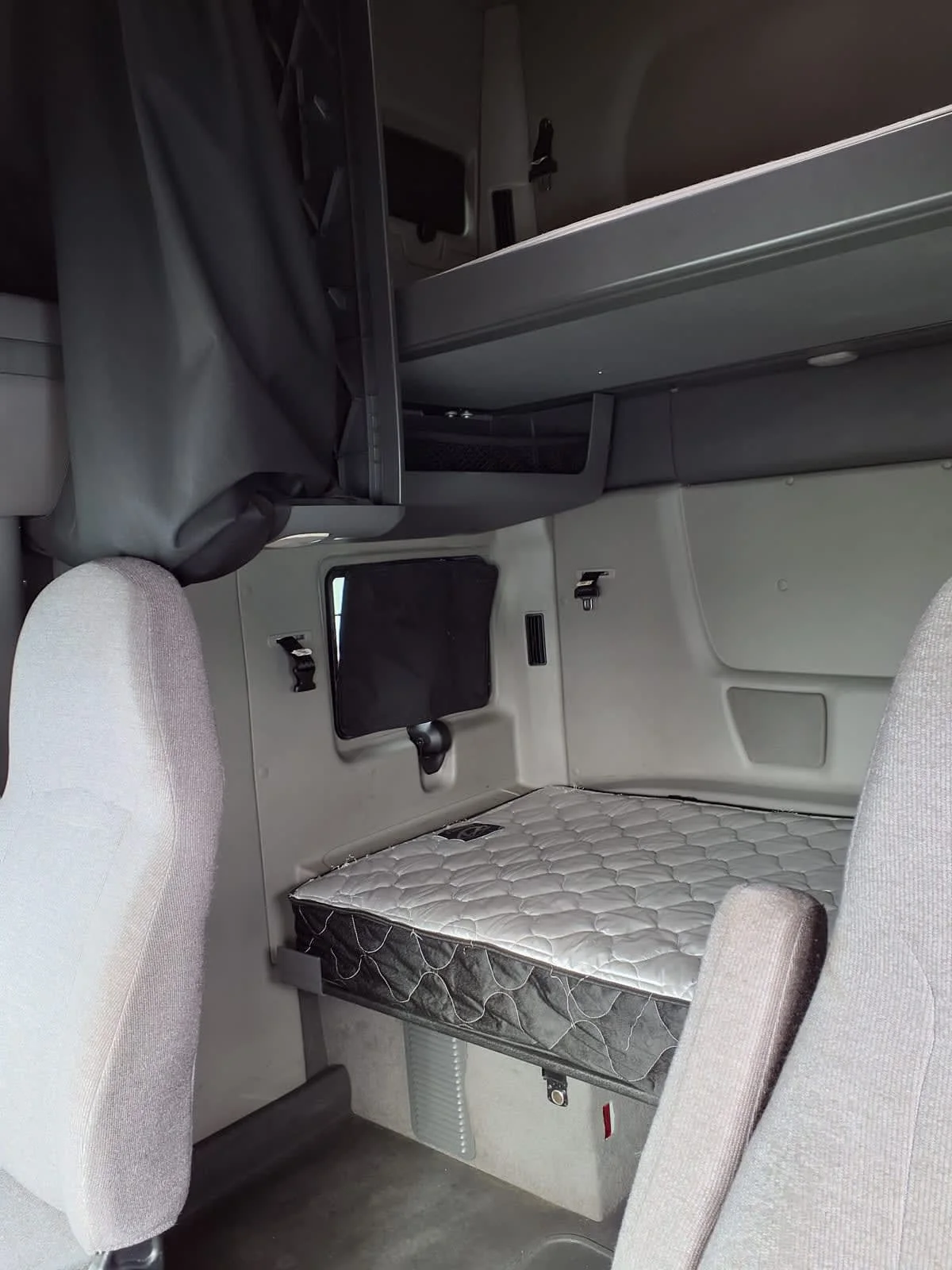 2020 International LT in Cleveland, OH — photo 8