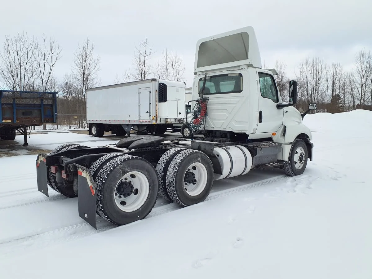 2018 International LT - image 4